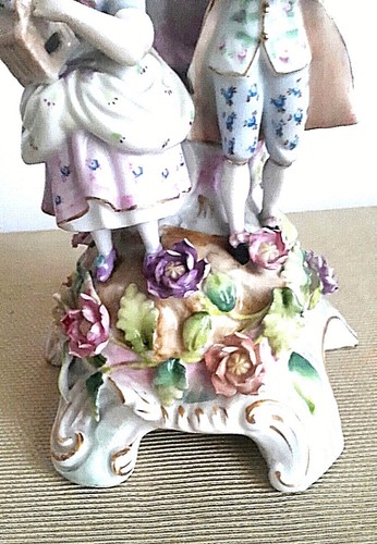 Antico Candelabro in porcellana di Capodimonte,con personagi, fiori a barbotine - Foto 5 di 11