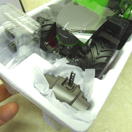 Tractor agrícola Agco Fendt 1050 Vario en caja, 1:32, metal + plástico, Wiking - Imagen 8 de 14