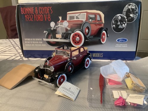 Franklin Mint Bonnie & Clyde's 1932 Ford V-8 Model Car / Accessories - 1:24 - Bild 4 von 8