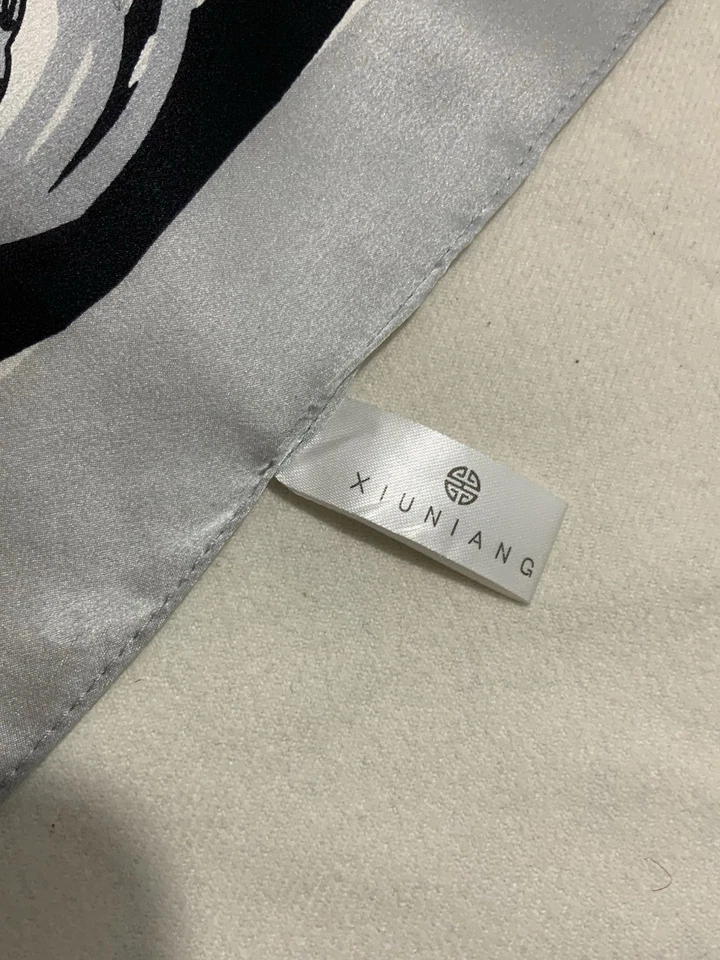 Amazing Brands All Whit 真丝带旧车印花女式矩形围巾 PEC — 第 4/4 张图片