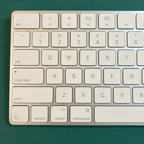 APPLE OEM A1644 MAGIC KEYBOARD. White. Bluetooth & Lightning Port. Tested. VGOOD - Picture 2 of 9