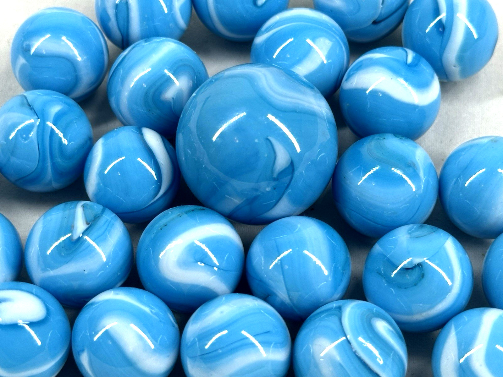 25 Glass Marbles AIR Blue/White Game Pack Shooter Swirl