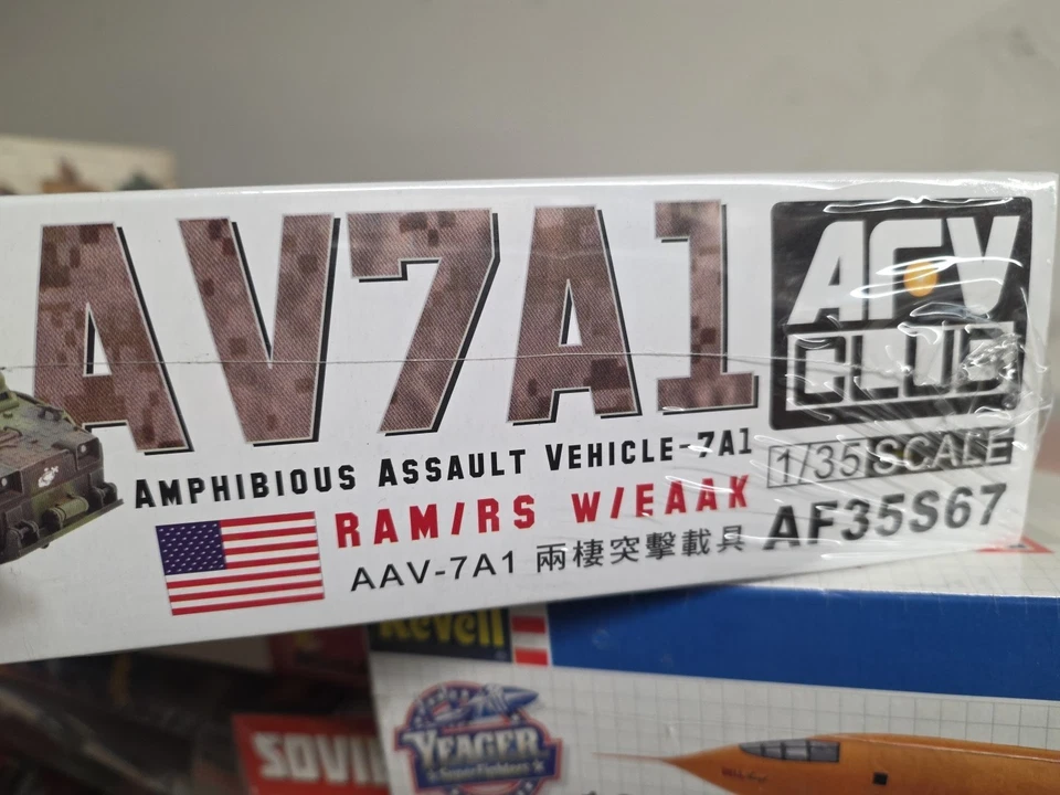 AFV Club 1/35 Scale USMC/ROC AAVP-7A1 w/ EAAK & interior, ca.1989-present Kit Foto 2 de 4
