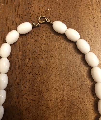 White Acrylic Classic Beaded Necklace Gold Tone 16.5” (R1) - Afbeelding 3 van 3