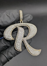Colgante Diamante Simulado Corte Redondo Acabado Oro Amarillo 14K Personalizado Cualquier Letra