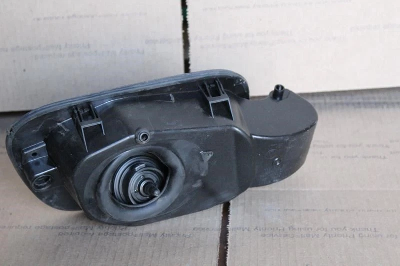 VOLKSWAGEN TOUAREG 2011 2012 2013 2014 PUERTA DE LLENADO DE COMBUSTIBLE GRIS M7W 7P6809857 Foto 2 de 4