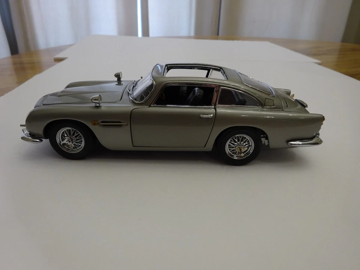 Bonhams : A 1:24 scale model of a 1964 Aston Martin DB5, by Danbury Mint