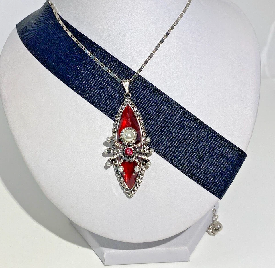 COLGANTE DE PLATA ARAÑA ÚNICO SENTADO SOBRE LUCITA ROJA CON PERLAS Y CRISTALES Foto 2 de 4