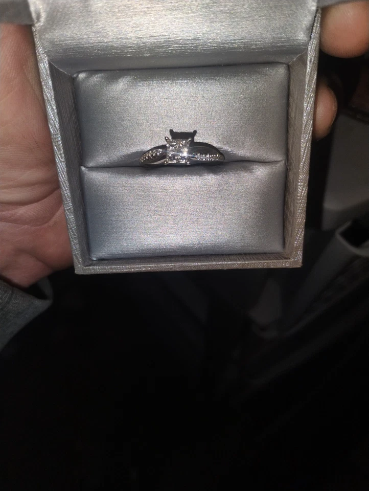 1/2ct. T.W. Anillo de compromiso de vástago torcido de diamantes cuádruple talla princesa de oro blanco de 14K Foto 4 de 4