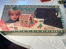 VTG FUN & EASY KIDS CHRISTMAS GINGERBREAD HOUSE BAKING CAST IRON PAN KIT