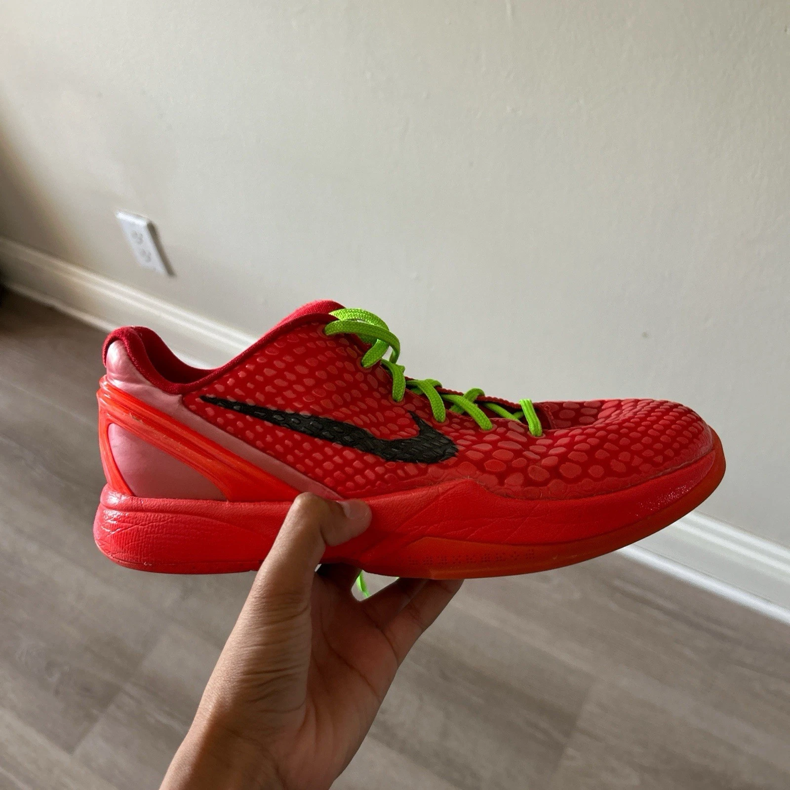 Sneakers Nike Kobe Reverse Grinch taglia 7 indossate solo due volte e comprate per 300+