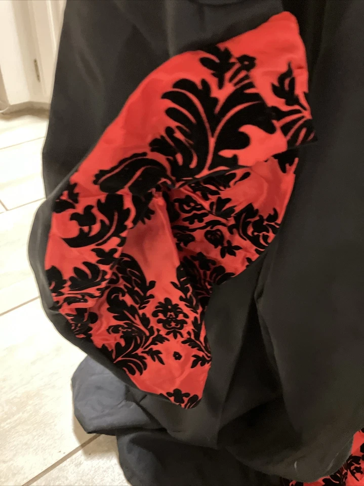 Vestido com capuz Scarlet Mistress comprimento total frente de renda veludo cetim inserções flocadas - Imagem 3 de 4