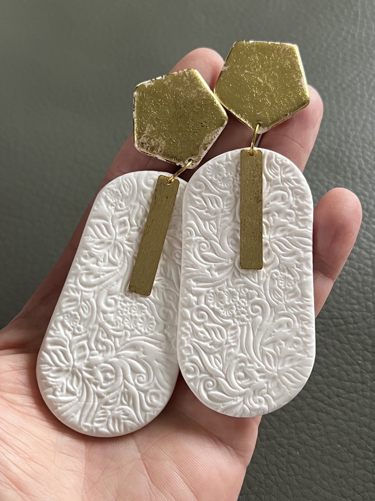 Pendientes extra grandes de arcilla polimérica blanca y dorada - Pendientes hechos a mano