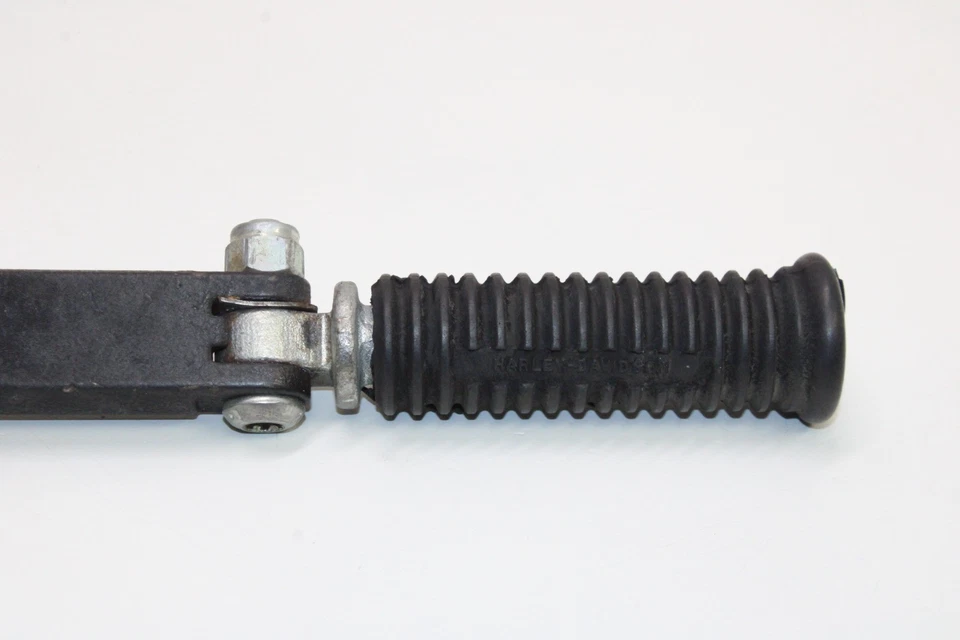 Harley-Davidson Dyna Wide Glide 2006 EFI FXDWGI OEM reposapiés trasero izquierdo reposapiés Foto 2 de 4