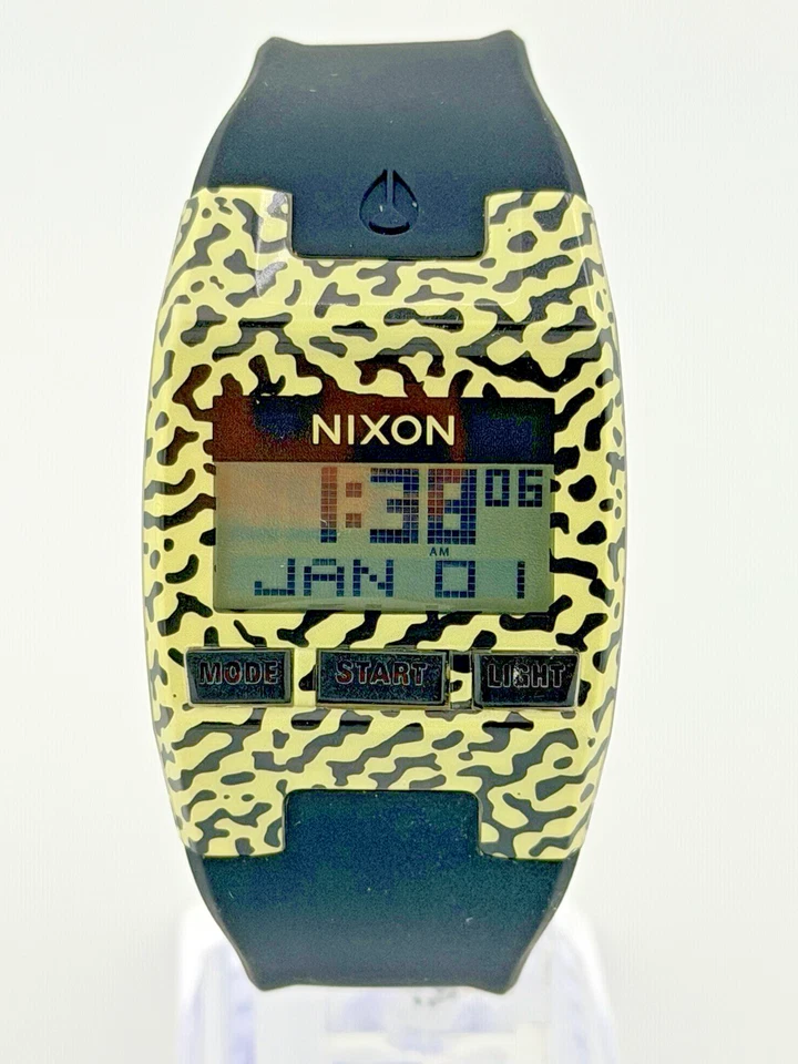 Reloj digital Nixon Laylow The Comp S Cheetah Print Limited Foto 2 de 4
