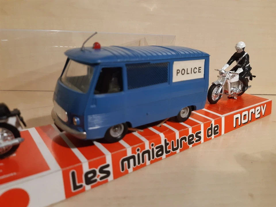 JOUET ANCIEN NOREV PEUGEOT FOURGON J7 POLICE AVEC ESCORTE COFFRET N°109 + BOITE - Photo 2/4