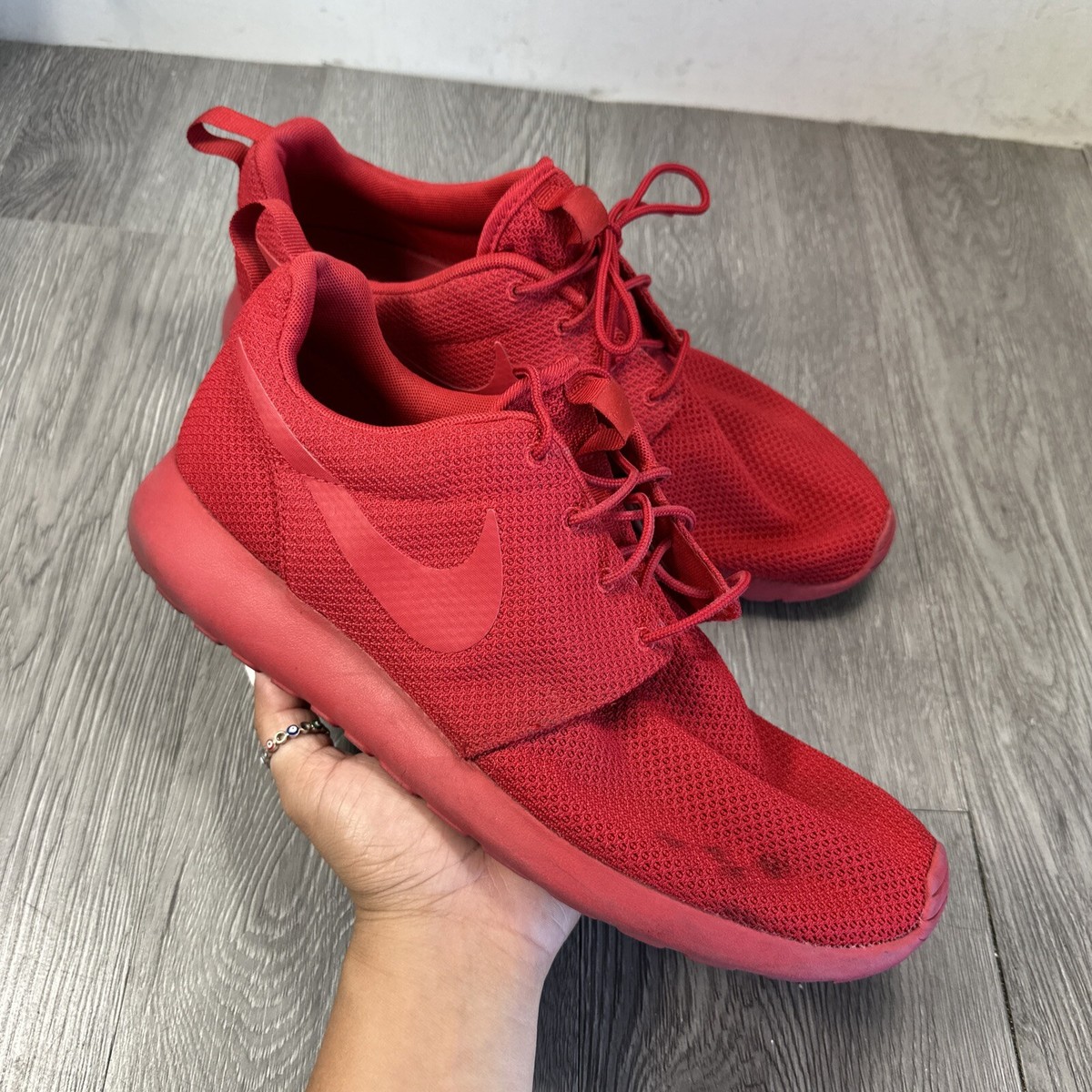 nike roshe run triple red
