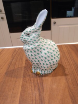 Herend Porzellan sitzender Hase Figur Nr 5327 grün