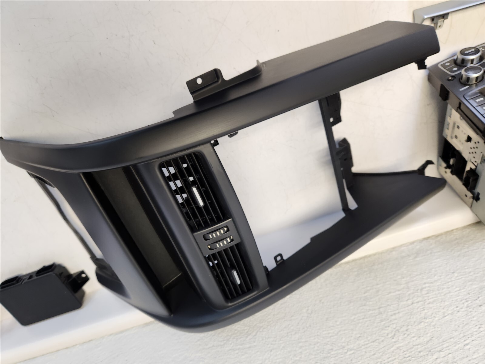 2008 2009 Pontiac G8 GT Center Console Radio Bezel Holden with VENTS 08