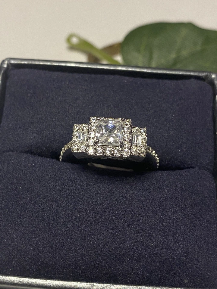 Outstanding 1.73 Ct Past Present Future Lab Grown Diamond Halo Engagement Ring - Image 3 of 4