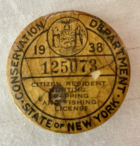 1938 NEW YORK RESIDENT HUNTING FISHING TRAPPING LICENSE PERMIT BUTTON PIN BADGE