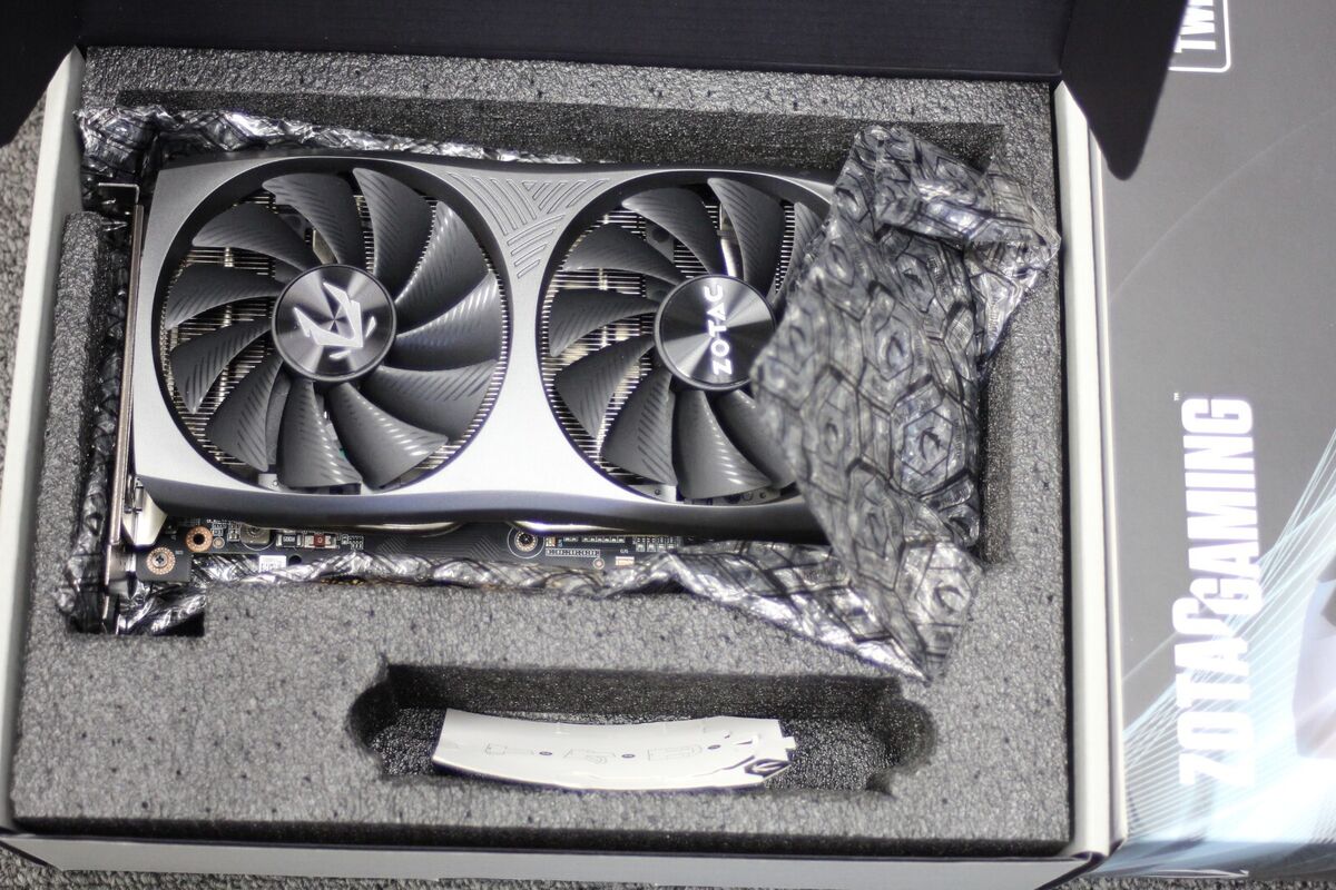 ZOTAC GAMING GeForce RTX 4070 Twin Edge OC 12GB GDDR6X ZOTAC GAMING GeForce RTX 4070 Twin Edge OC 12GB GDDR6X
