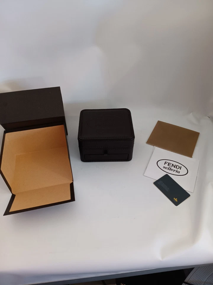 Estuche de almacenamiento de reloj FENDI Selleria con cajón  Foto 3 de 4