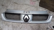PARAGOLPES DELANTERO RENAULT TRAFFIC 2001-2006 PLACA EMBLEMA PARRILLA CENTRAL SUPERIOR