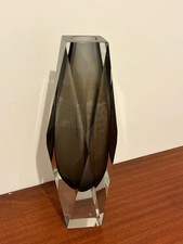 Vase en verre vintage, taille à facettes. Verre de Murano incolore et gris. Vase