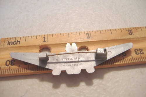 ~AMERICAN AIRLINES~PLASTIC WINGS PIN~STOFFEL SEALS~TUCKAHOE NY~ - Picture 2 of 2