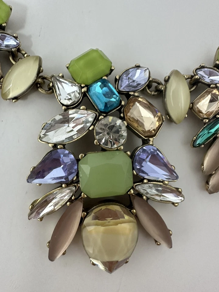 Collar llamativo diseño floral tono latón Stella and Dot en verde azulado. Foto 3 de 4