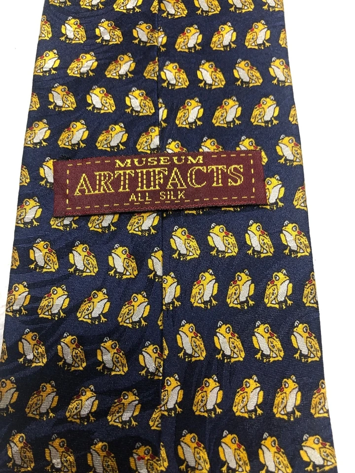 ARTEFATOS DE MUSEU GRAVATA MASCULINA AZUL MARINHO COM SAPOS VERMELHOS DOURADOS 4 X 61 - Imagem 4 de 4