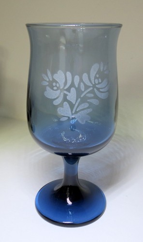 Vintage Pfaltzgraff Yorktowne Blue, Etched, Stemmed Goblets Glasses, Set Of 4 - Picture 2 of 6