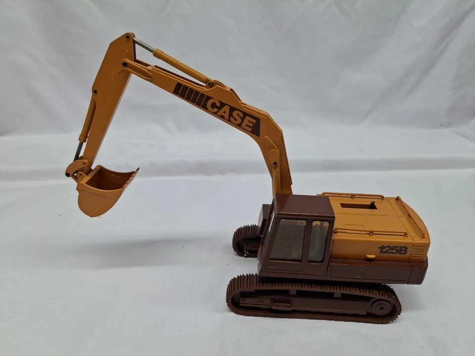 Case 125B Excavator Diecast 1:35 Scale by Conrad #2965 - Image 2 of 4