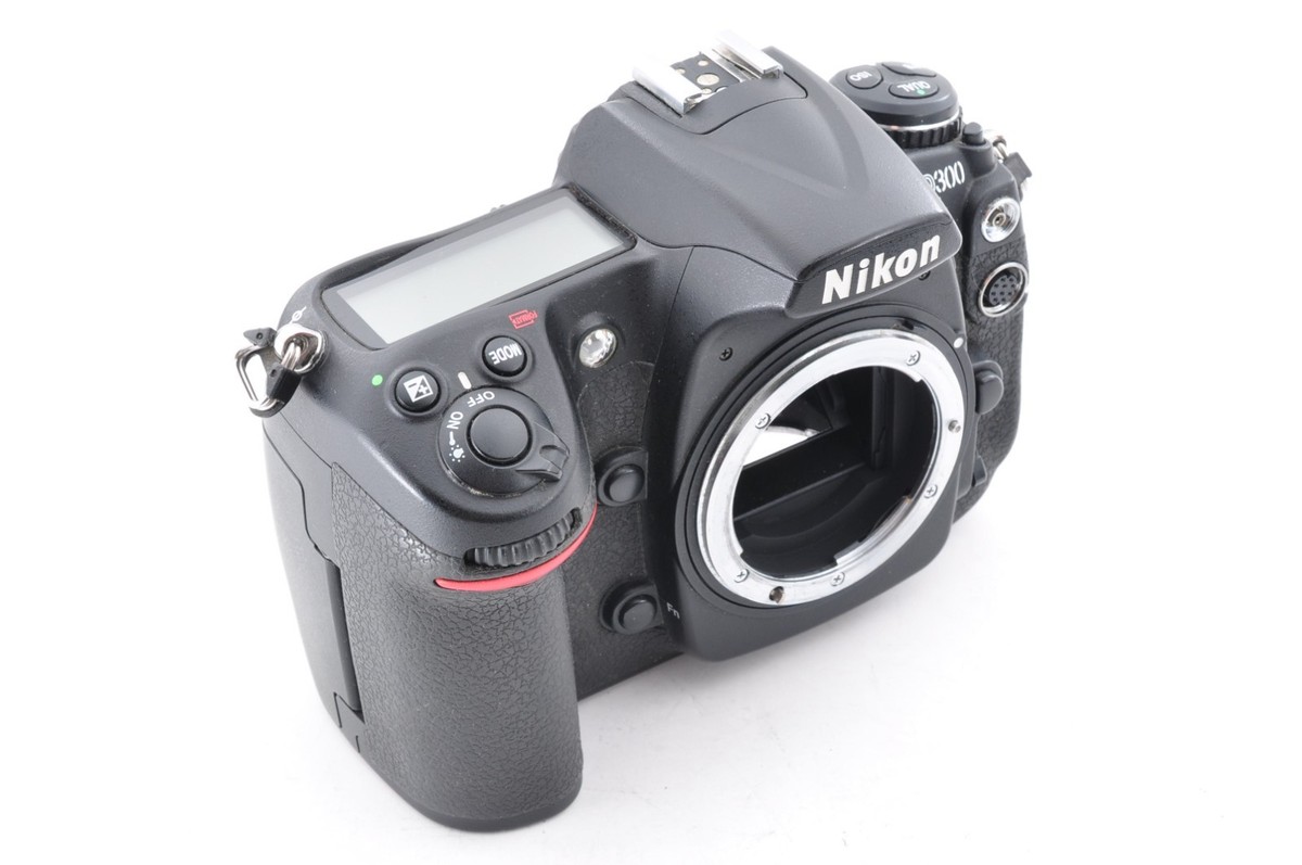 Only 30,530 Shots] Nikon D300 DSLR Camera w/ AF-S DX NIKKOR 18