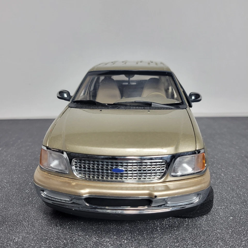 Modelos Ford Expedition XLT 1:18 UT *Precisa de reparo * - Imagem 2 de 4