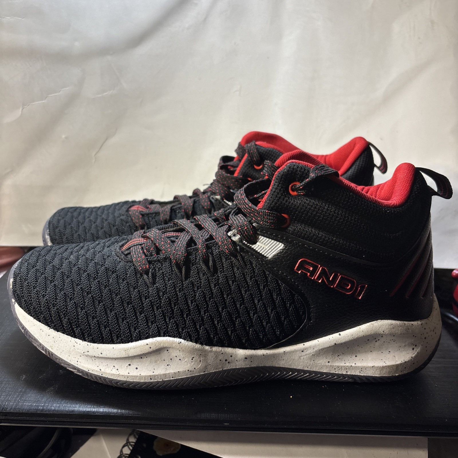 ANDI 1  Men's Back Cut Basketball Sneaker Comfort & Lace up 