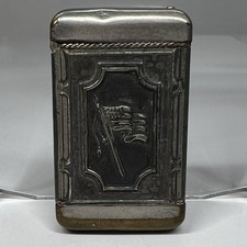 Antiguo Estuche Vesta de Metal Caja Fuerte Perro de Caza y Bandera Bolsillo Soporte para Fósforos