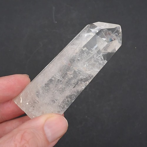 geschliffene Spitze Bergkristall mit Phantomen, 92g,  10/10 - Video 1 von 1