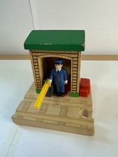 Thomas Friends Train Wooden Railway Conductor Shed 5 - 2001 Gullane Gate