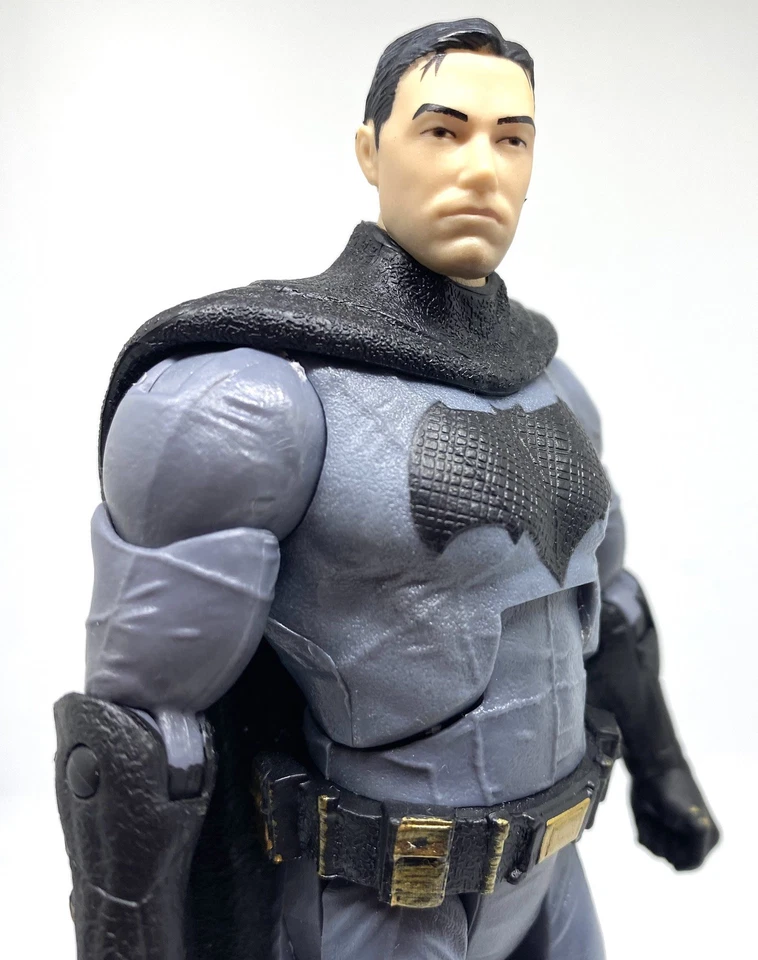 Lote de bonecos de ação Mattel DC Multiverse Batman v Superman Dawn of Justice 6” USADO - Imagem 3 de 4