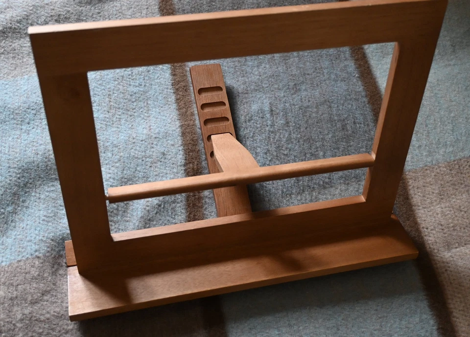 Buchständer Holz - perfekt fürs Tablet (2)