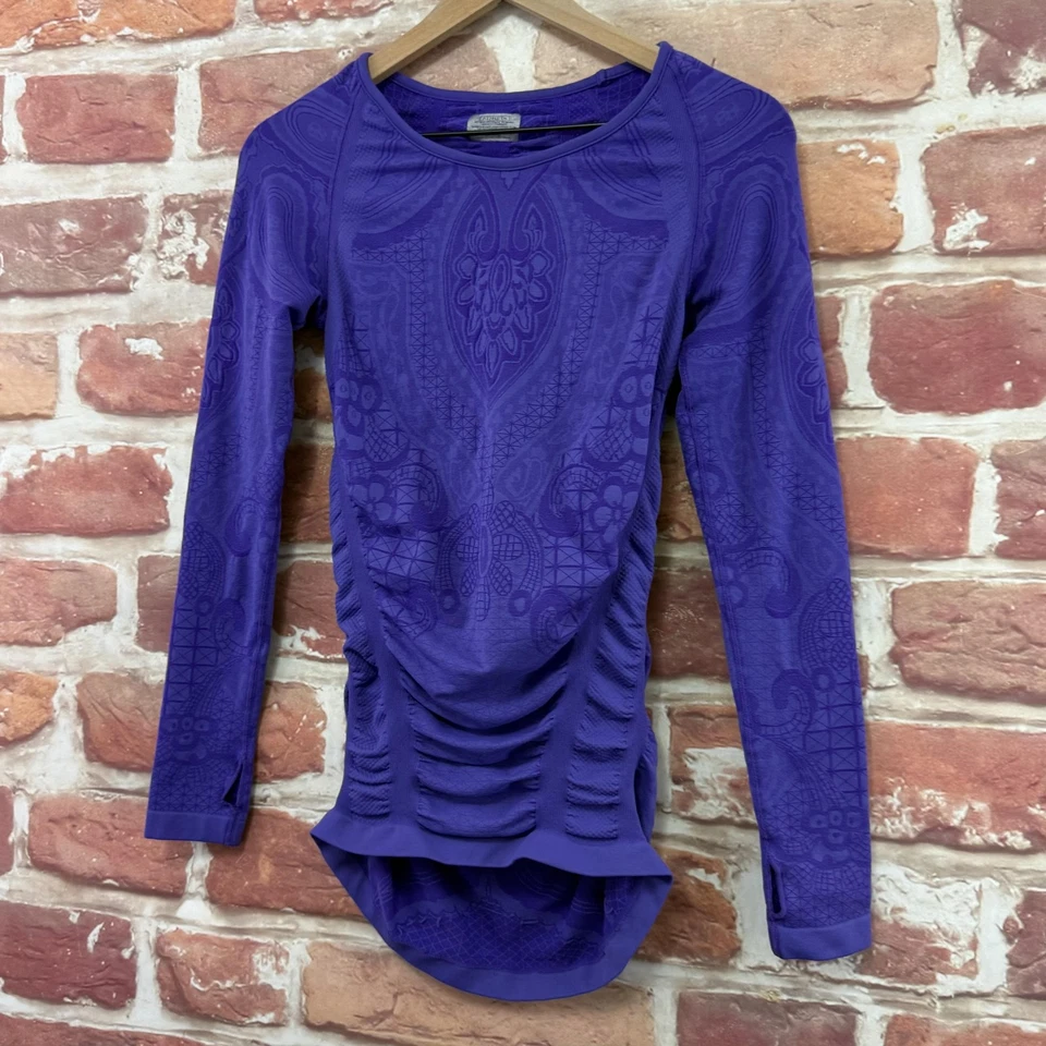 Camisa Athleta Para Mujer M Púrpura Acanalada Boho Floral Agujeros para Pulgar Gimnasio Prenda para el torso Atlético Foto 3 de 4