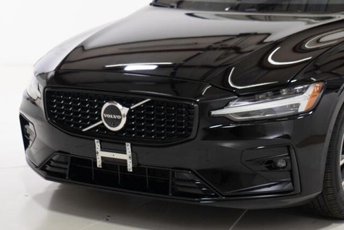 2022 Volvo S60 B5 Momentum Sedan 4D - Picture 11 of 12
