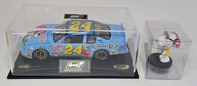 2000 REVELL 1/24 JEFF GORDON #24 PEANUTS 50TH CELEBRATION WITH SNOOPY FIGURE