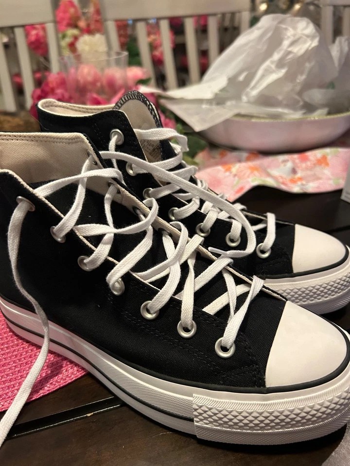 CONVERSE HIGH TOP BLACK AND WHITE SNEAKERS IN SZ 8 - Image 2 of 4