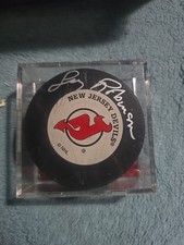 New Jersey Devils TEAM SIGNATURE HOCKEY PUCK - STANLEY CUP - LARRY ROBINSON