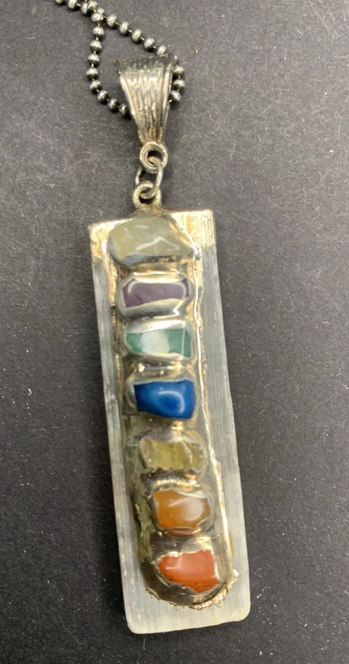 Collar colgante artesanal de chakra de cristal y piedras preciosas de plata de ley arco iris Foto 3 de 4