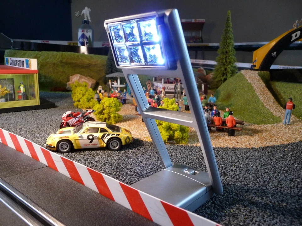 VERTRIEB DURCH WIM-SHOP 8-STÜCK Rennbahn FLUTLICHT für Carrera DIGITAL "TOP BELEUCHTUNG" 11135