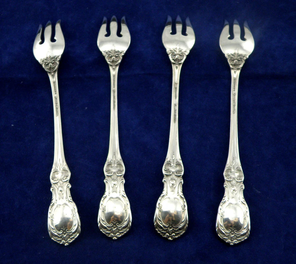 Juego de 4 horquillas Reed & Barton Borgoña Sterling Pickle/Olive 5 5/8", sin MONO Foto 2 de 4